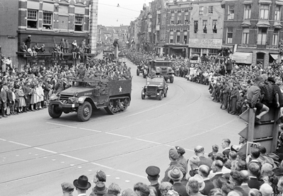 831605 Afbeelding van de Memorial D-Day Parade met militairen van de 3rd Canadian Infantry Division op de Neude te ...